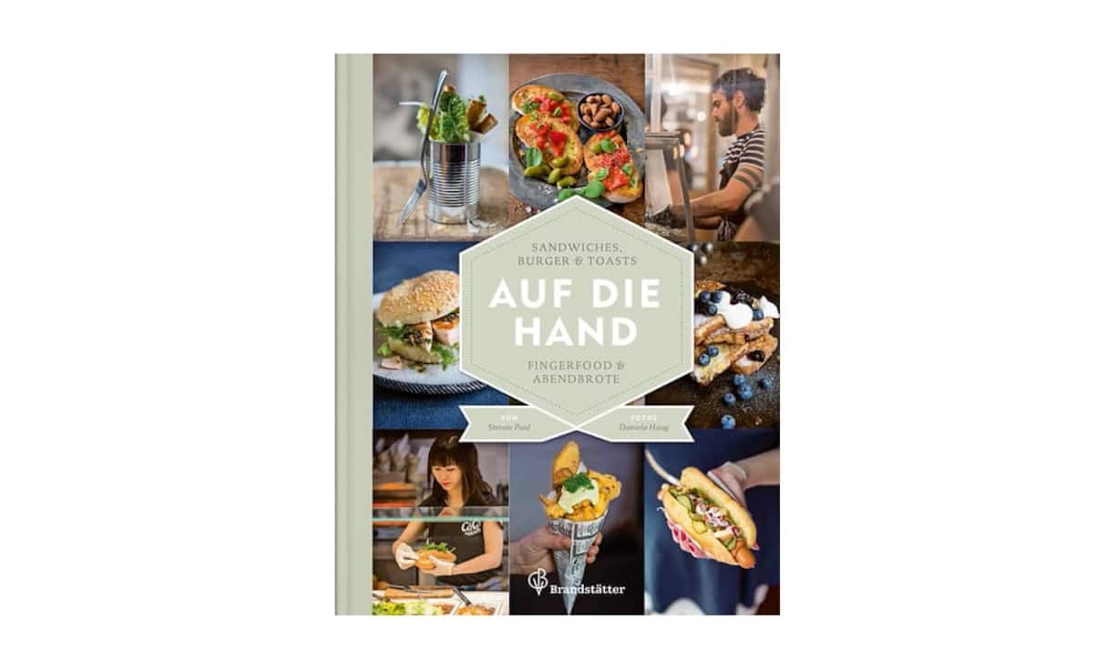Fingerfood hat das Image billig schmeckenden Fastfoods längst abgelegt. «Frisch zubereitet und hausgemacht», lässt sich das neue Esserlebnis in wenigen Worten umschreiben. «Auf die Hand» versammelt die grosse Rezeptvielfalt von Sandwiches, Burgern, Hot Dogs, Bagels und Toasts. Zusätzlich finden sich zwischen den 100 Rezepten Porträts internationaler Spezialisten.
«Auf die Hand», Brandstätter Verlag, ca. 50 Fr.