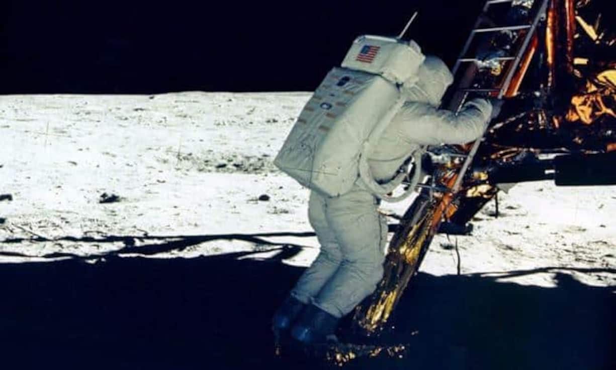 Neben Kunst, Oldtimern, Wein und Whiskey können auch die Unterschriften von berühmten Persönlichkeiten zum Anlageobjekt werden. Die Wertsteigerung ist beachtlich.
Ein Bild mit der Unterschrift von allen zwölf Astronauten, die auf dem Mond waren, kostete im Jahr 2000 umgerechnet etwa 2870 Franken. Im Jahr 2014 wechselte ein solches Bild bereits für 25'000 Franken die Hand (ein Plus von 772 Prozent).