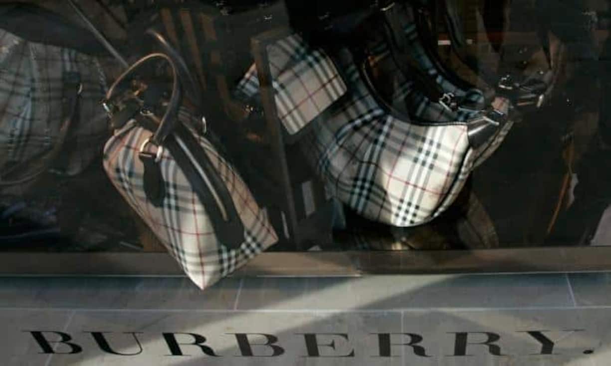 Auch Burberry hat natürlich sein Logo. Die Taschen mit dem bekannten Karomuster oder die beigen Trenchcoats brauchen damit nicht gross markiert werden. Ein erfolgreiches Branding ist aus Muster, Schriftart, Formen, Texturen oder...