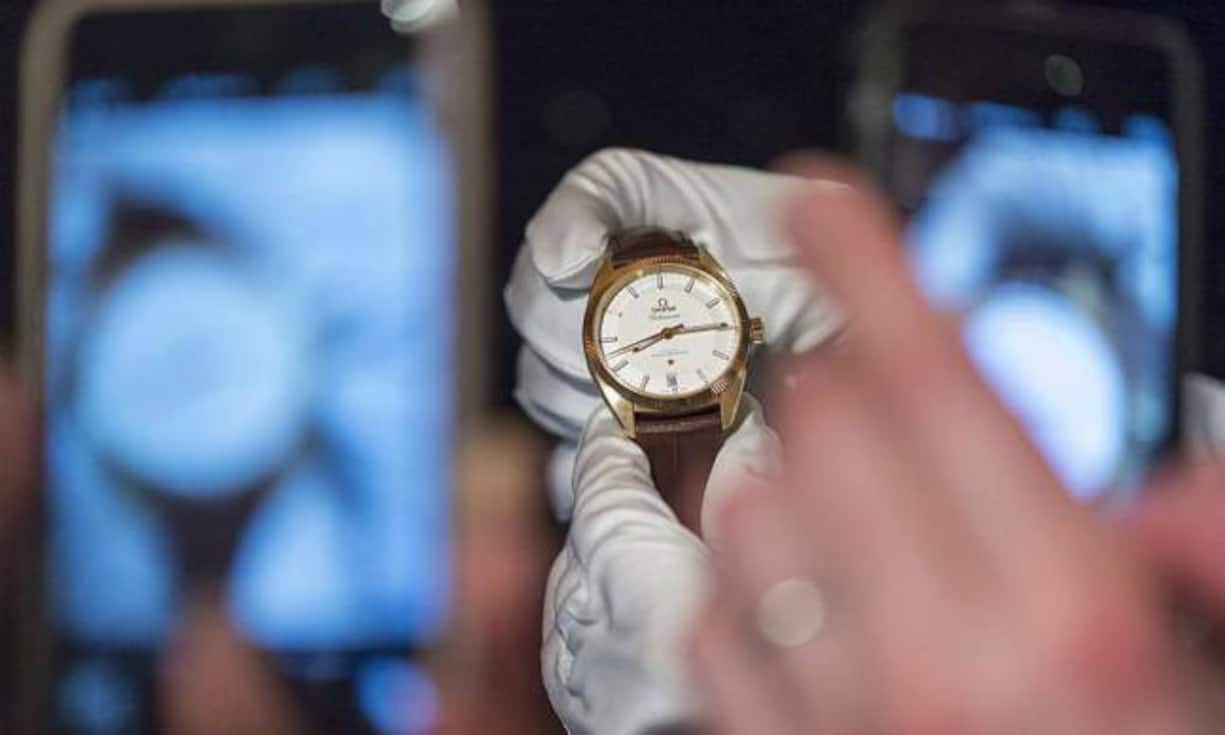 Die erste Uhren- und Schmuckmesse in Basel geht auf das Jahr 1917 zurück. 1931 erhielt die Messe einen eigenen Pavillon. Im Jahr 1963 zog die Messe um. Erst 1972 öffnete sich die Baselworld für ausländische Aussteller, damals aus Deutschland, Frankreich, Grossbritannien und Italien, ab 1986 dann auch für aussereuropäische Aussteller.