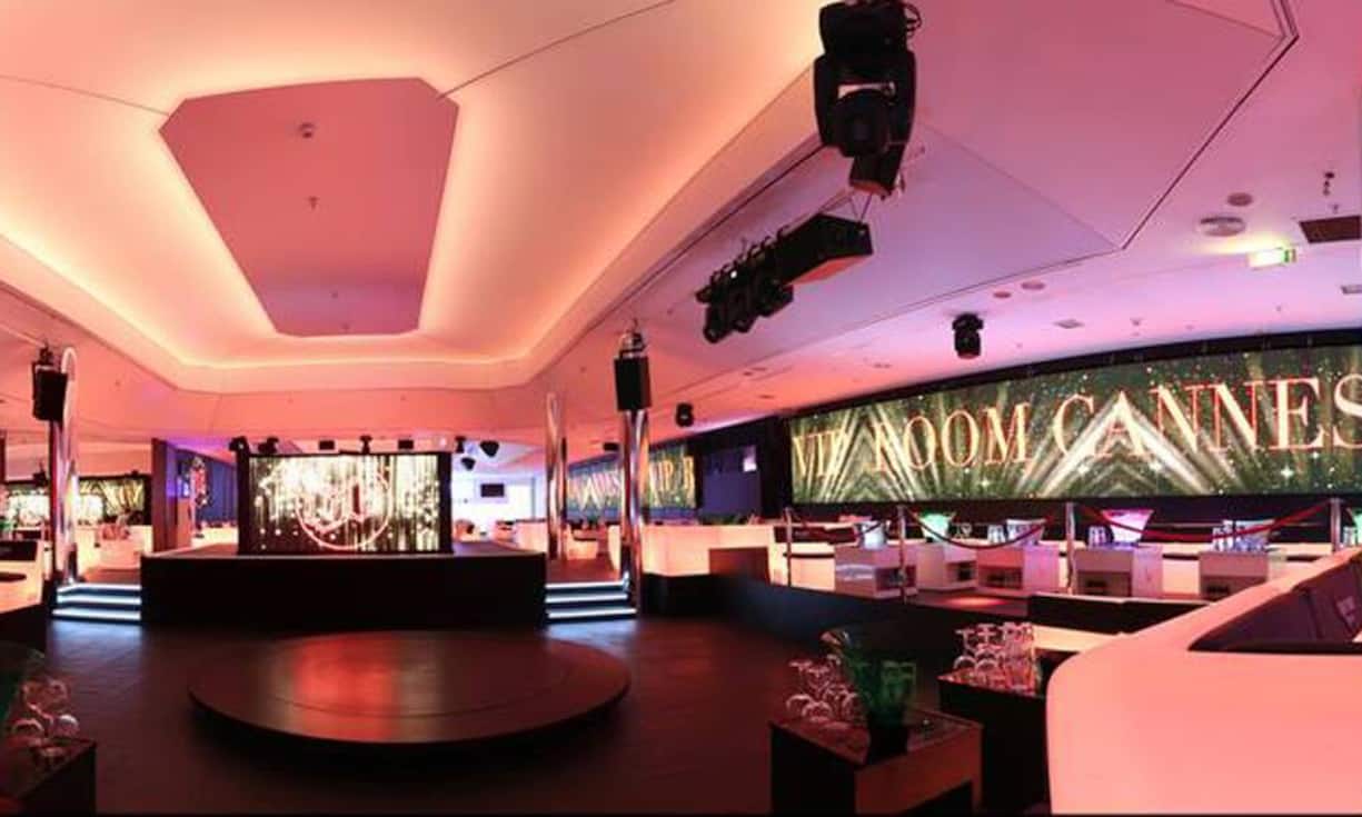 Der etwas uninspirative Name ist nicht nur Zierde: Im VIP Room in Cannes trifft man die internationale Prominenz - insbesondere zu Zeiten der Filmfestspiele. Wenig unbescheiden ist das Credo des VIP Room: «More than a club...a legend». Ob das nun zu trifft oder nicht, sei dahin gestellt. Fakt ist: Den Boden des VIP Rooms in Cannes betreten bereits seit über zehn Jahren Designer wie Karl Lagerfeld oder Stars wie Beyoncé Knowles. Facebook/ VIP Room Cannes