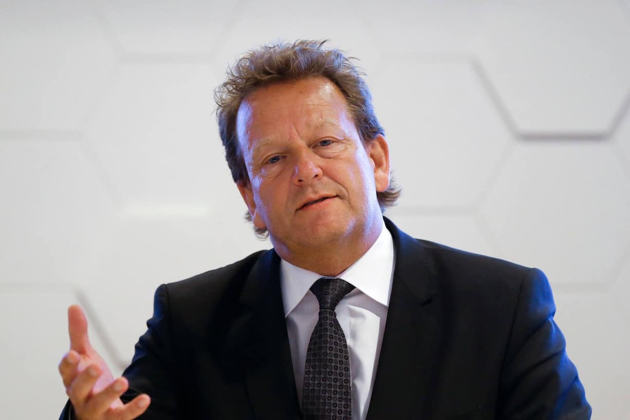 Thomas Baur, Leiter Poststellen und Verkauf, spricht bei einer Medienkonferenz der Post, am Mittwoch, 7. Juni 2017 in Bern. Die Schweizerische Post will im Kanton Jura fast die Haelfte der 31 Schalter streichen. Bis 2020 sollen 15 Poststellen "ueberprueft" werden, die anderen 16 wuerden sicher fuer die naechsten dreieinhalb Jahre beibehalten. (KEYSTONE/Peter Klaunzer)