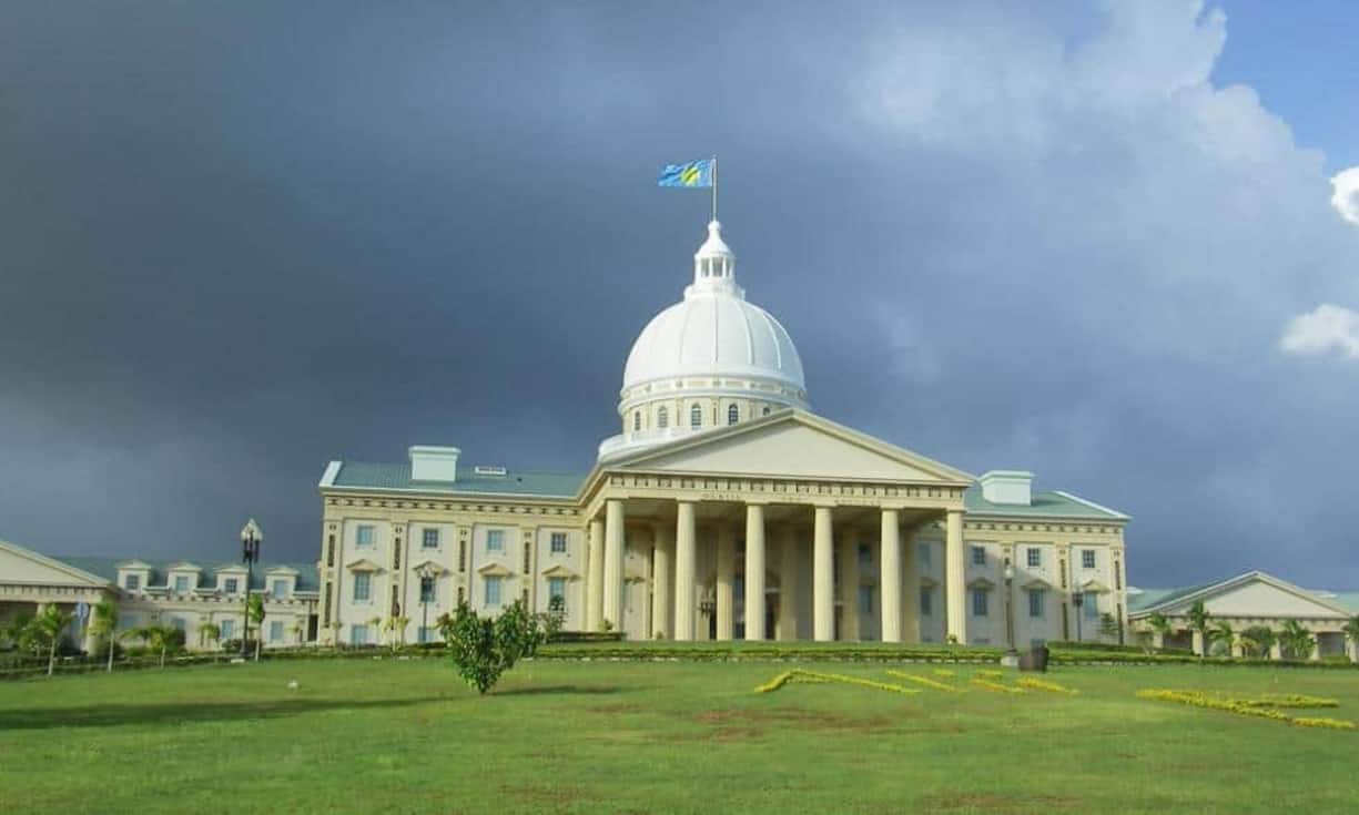 Der kleine Inselstaat Palau sah ebenfalls Bedarf nach einer Planhauptstadt. Ngerulmud ersetzte 2006 Koror als Kapitale. Viel Geld kam dabei aus Taiwan, um die diplomatische Anerkennung Taiwans durch Palau zu belohnen. Trotzdem hat sich das Land für das prunkvolle Kapitol verschulden müssen. Das gesamte Verwaltungsgebiet Melekeok, inklusive der «Hauptstadt», hat nur wenige hundert Einwohner und hat eher dörflichen Charakter. Wikimedia/CC/Peter Binter