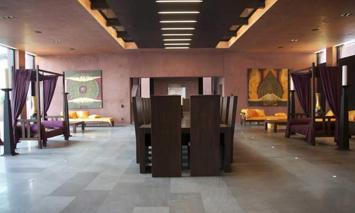 Im ersten Stock befindet sich das Hauptgeschoss mit Wohn-Essbereich und Küche. Von hier aus gelangt man auf den Portico und die offene Terrasse, zum Aussenpool sowie auch zum grossen Innenpool, den kleinen Wasserfällen und den Massageduschen.