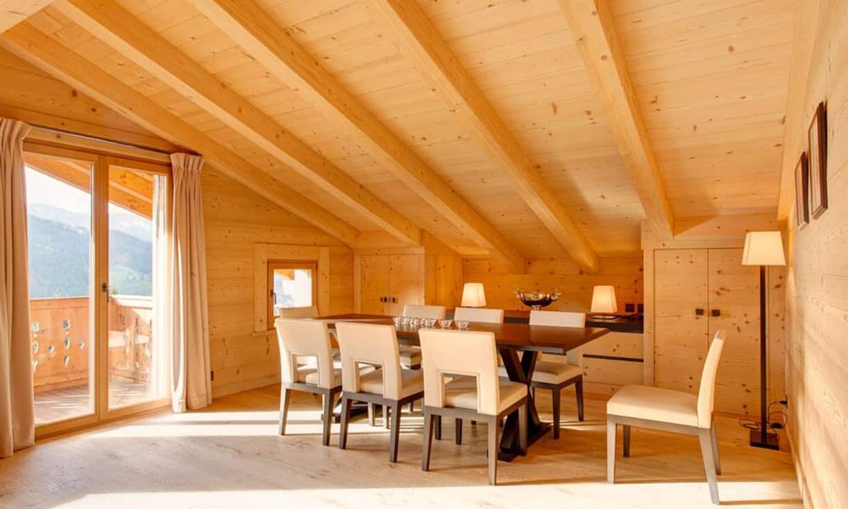 Das Wohnzimmer mit Esszimmer bietet viel Platz und hohe Decken.