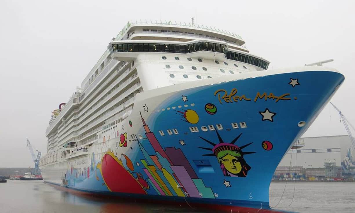 Platz 7: Norwegian Breakaway. Die Norwegian Breakaway wurde für die US-amerikanische Reederei Norwegian Cruise Line gebaut und im April 2013 von der Meyer Werft in Papenburg übergeben. Der Heimathafen der Breakaway ist New York, von wo aus sie im Frühling und Sommer zu den Bermudas aufbricht. Im Winter kreuzt das Schiff auf den Bahamas und in der Karibik. Insgesamt ist der Kreuzer 324 Meter lang und hat eine Bruttoraumzahl von 146'600.
Wikimedia Commons/Dickelbers