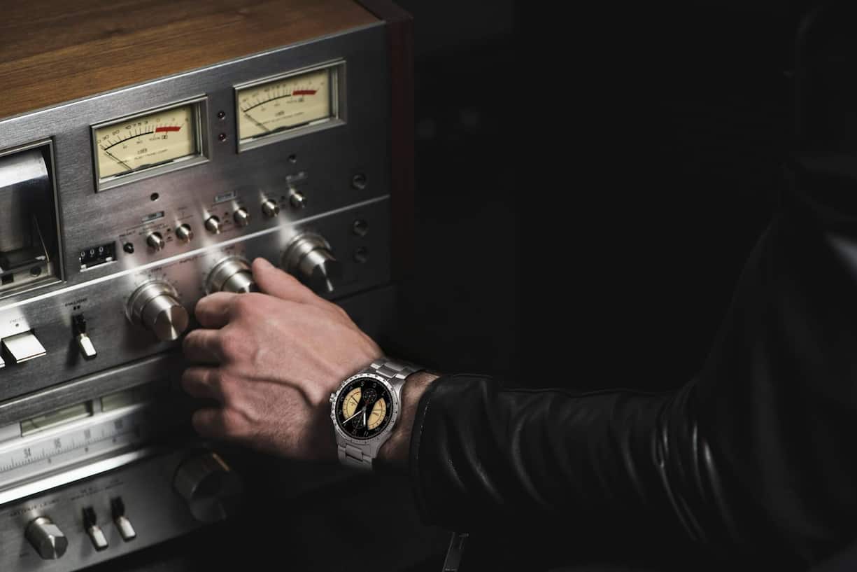 Sonomaster von Reservoir am Handgelenk, das ein Radio bedient