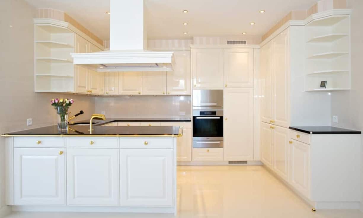 ... offener Küche mit goldenen Armaturen.