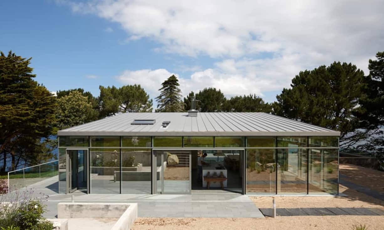 «Tour All Soner» erinnert an ein Gewächshaus und liegt auf einem Hügel am Meer im bretonischen Douarnenez. Die Glasfronten zwischen…