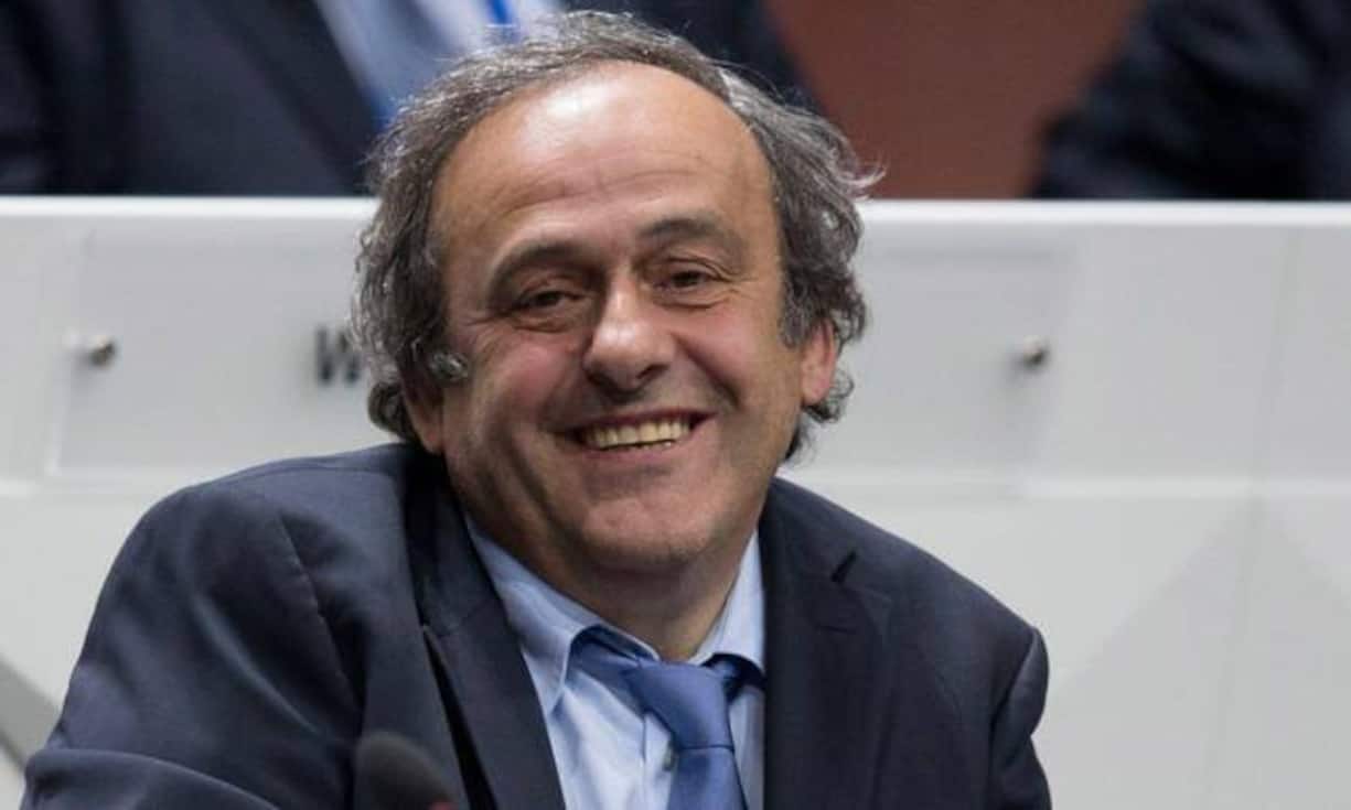 25.05.2015: Fusballlegende und Uefa-Chef Michel Platini bezichtigt Blatter der Lüge und fordert ihn auf, zurückzutreten.