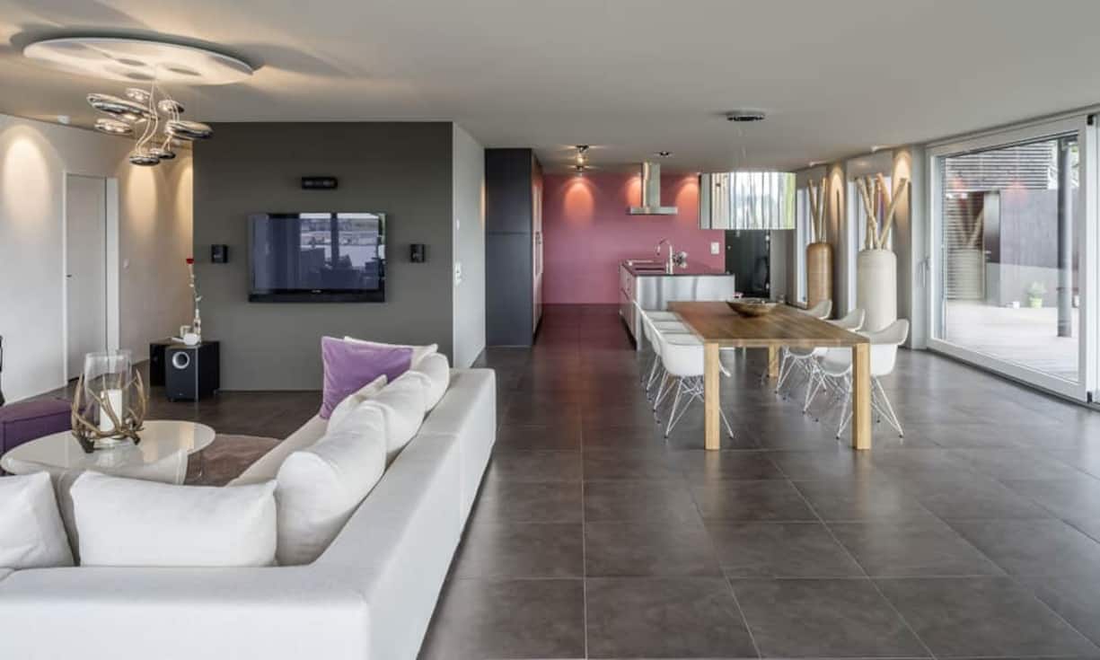 5,5 Zimmer verteilen sich auf einer Wohnfläche von 230 Quadratmetern. Der Wohnbereich mit knapp 100 Quadratmetern bietet Platz für eine individuelle Möblierung.