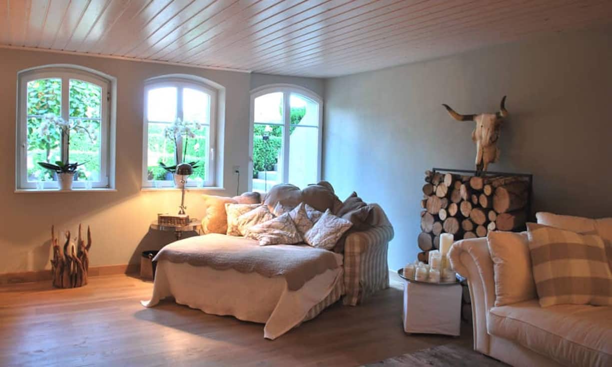 Aus dem Lese- und Fernsehzimmer kann man in den Garten sehen.