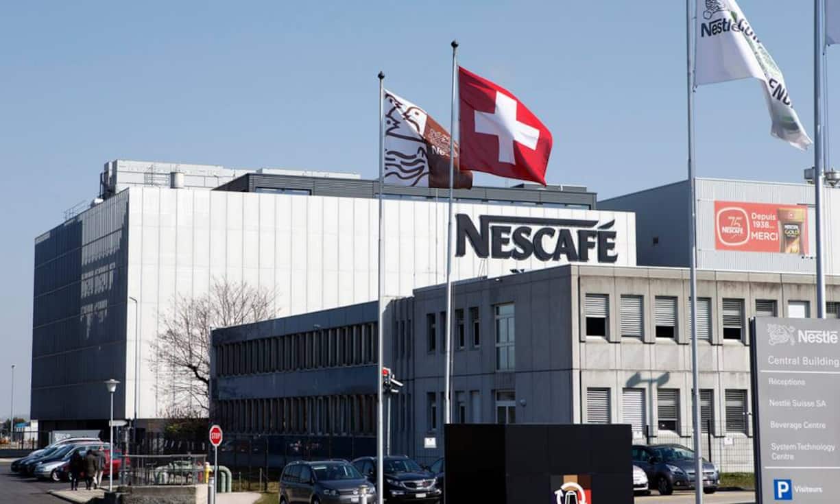 Platz 1: Nescafé Die weltweit führende Kaffeemarke von Nestlé hält sich an der Spitze, doch der Abstand verringert sich. Die Marke wird immer jünger und forciert die digitale Interaktion. Mit Innovationen wie den neuen Coffee Shop Specials setzt sie auf die Heissgetränke-Vorlieben der Jungen. Verlangsamtes Wachstum in den Schwellenmärkten macht dem Markenwert jedoch zu schaffen. (10'242 Mio. Fr. / - 4%)