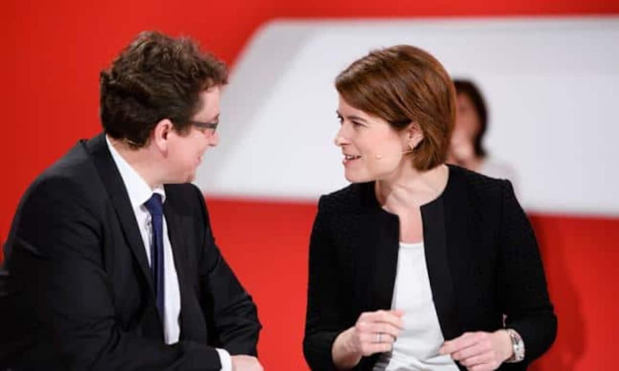 ...bereits zum zweiten Mal bei einem Kernthema gescheitert. Im Februar hatten sie bereits mit der Durchsetzungsinitiative eine Niederlage erlitten. Dem neuen SVP-Präsidenten Albter Rösti, hier mit FDP-Präsidentin Petra Gössi, wurden entsprechend viele Fragen gestellt.