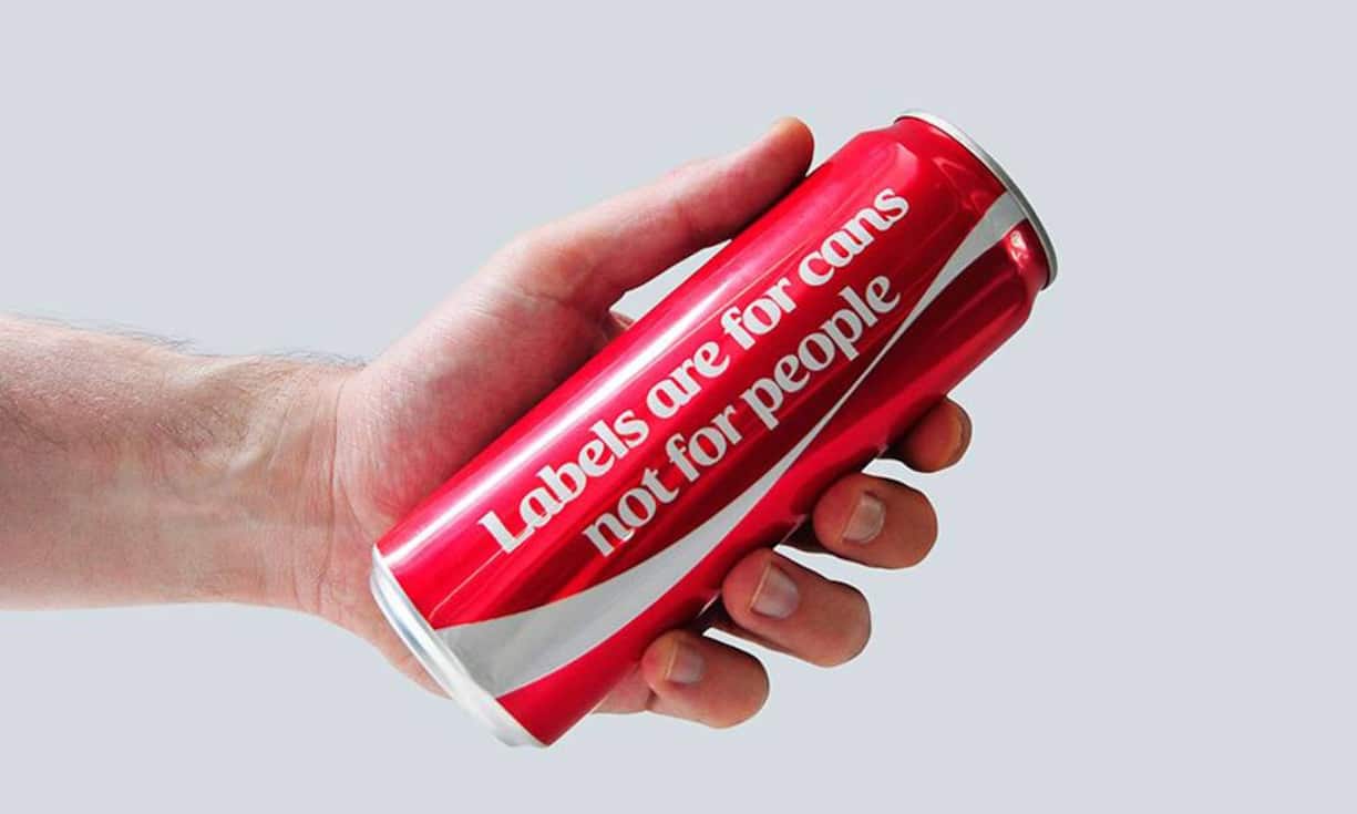 ... noch immer ist klar: Da drin ist Coca Cola. Die weisse Schrift und die rote Grundfarbe reichen für die Identifikation der Marke bereits aus.Coca-Cola Middle East