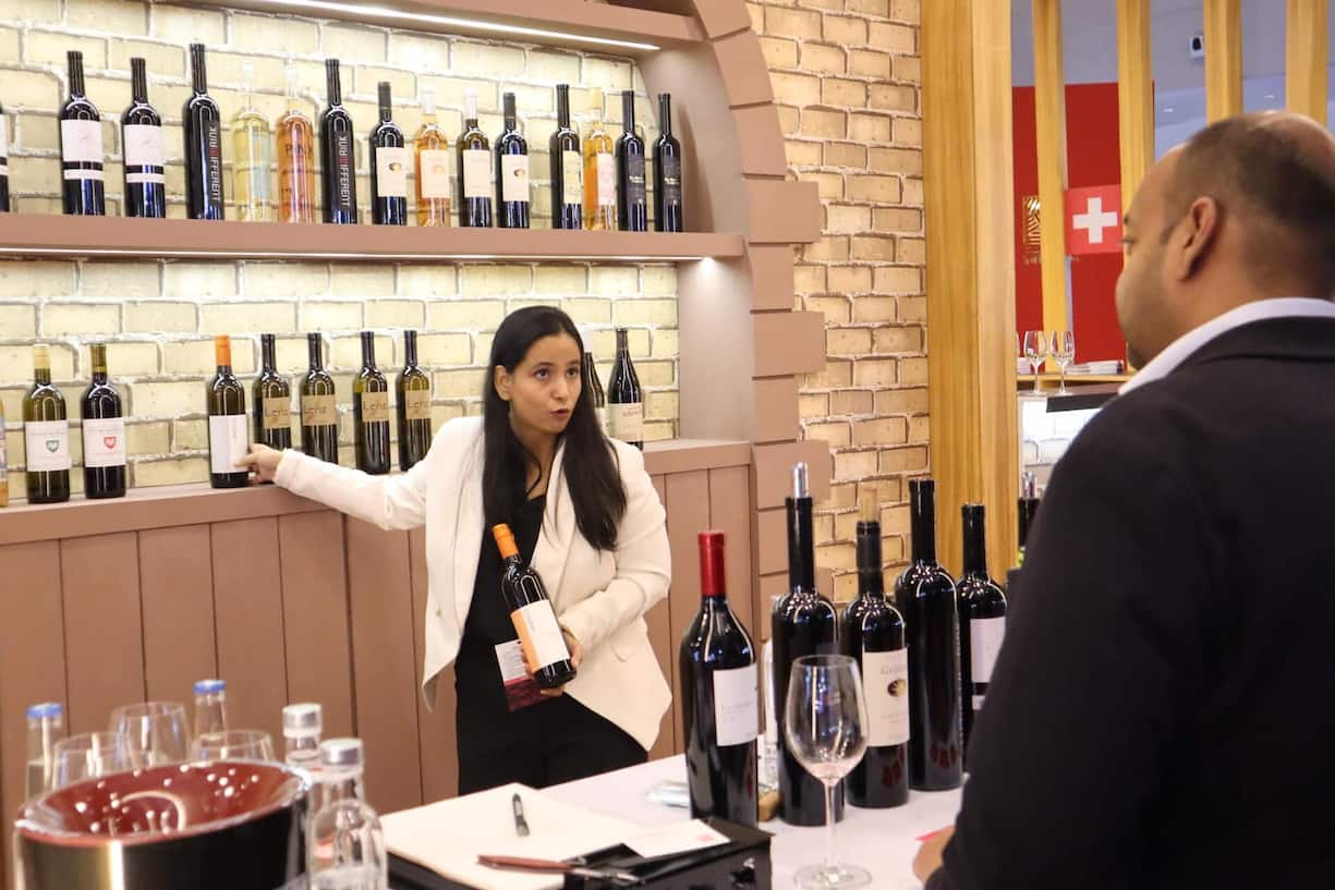 Kriti Singh, die Swiss Wine Sommelière, präsentiert die Schweizer Weine in Mumbai.