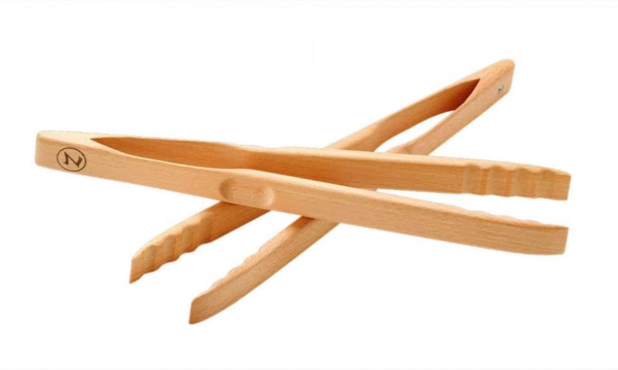 Die Zetzsche Grillzange wird in reiner Handarbeit aus hochwertigem Buchen- oder Walnussholz gefertigt. Sie besitzt eine Fingerwelle und eine Daumenmulde für eine angenehme Führung. Damit die Grillzange nicht empfindlich ist auf Marinade, Fett und Ähnliches, wird sie in Leinöl getränkt und muss deshalb lediglich mit Spülmittel gereinigt werden. Erhältlich in drei Längen von 30, 46 und 60 cm sowie unterschiedlichen Hölzern. www.oz-goods.de