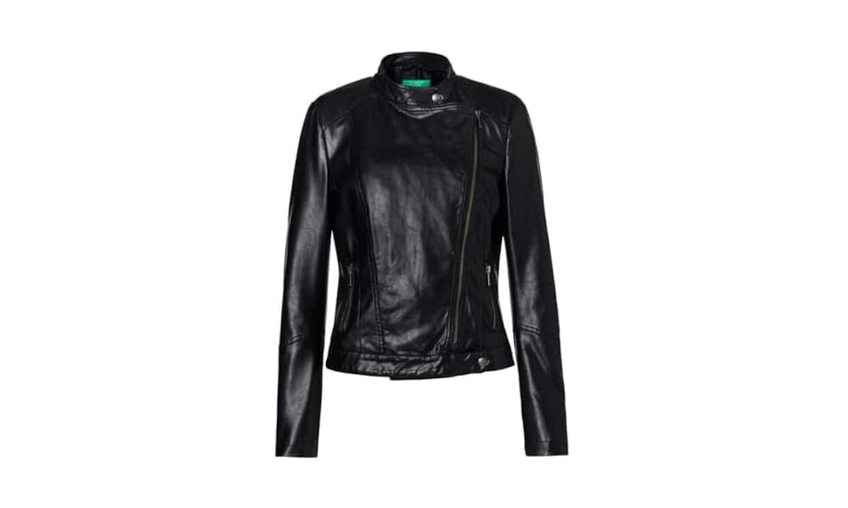 Schlicht: Benetton Für Liebhaber von minimalistischen Looks, ist diese figurbetonte schwarze Jacke aus Glattleder genau das Richtige. Preis 140 Franken