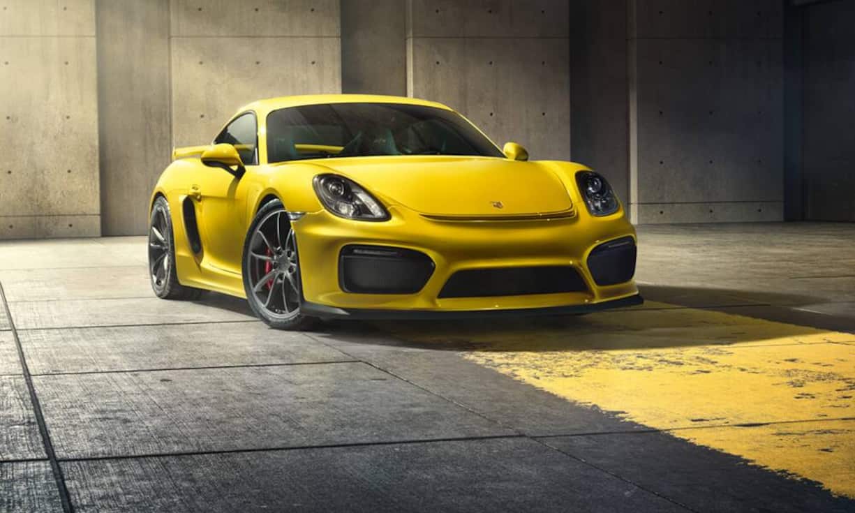 Porsche präsentiert den Cayman GT4. Im Gegensatz zum 911 GT3 verfügt der Cayman GT4 über ein manuelles Schaltgetriebe. Mit 385 PS blieb auch noch ein kleiner Respektabstand von 15 PS zum Porsche 911 S. Ende März 2015 startet der Verkauf. Exakt 85.776 Euro müssen Kunden für den GT4 hinblättern – rund 12.000 Euro mehr als für den Cayman GTS mit Schaltgetriebe.Porsche