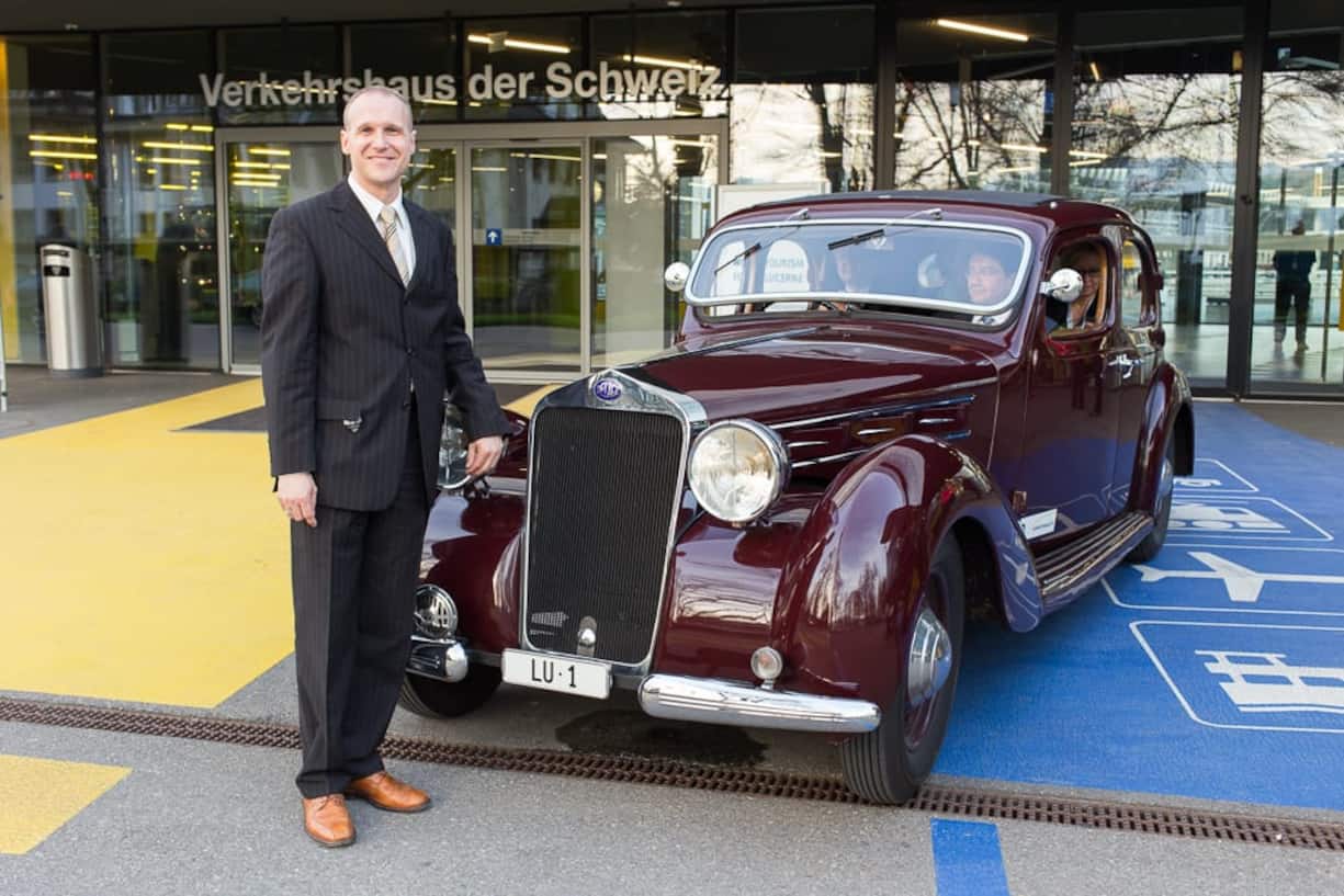 Thomas Barthelt, Mitglied der Geschäftsleitung des Verkehrsmuseums, chauffiert Gäste stilvoll im Delage - Oldtimer vom Verkehrshaus zum Astoria Hotel