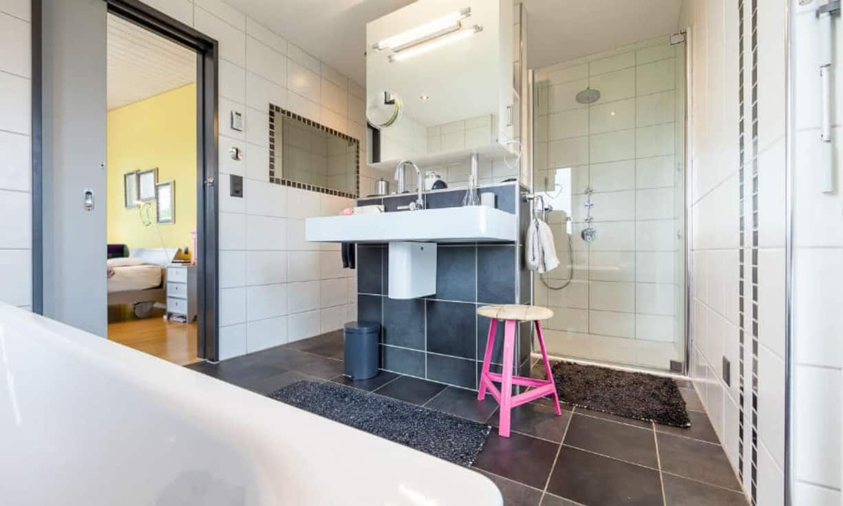 ... sowie drei Badezimmer.