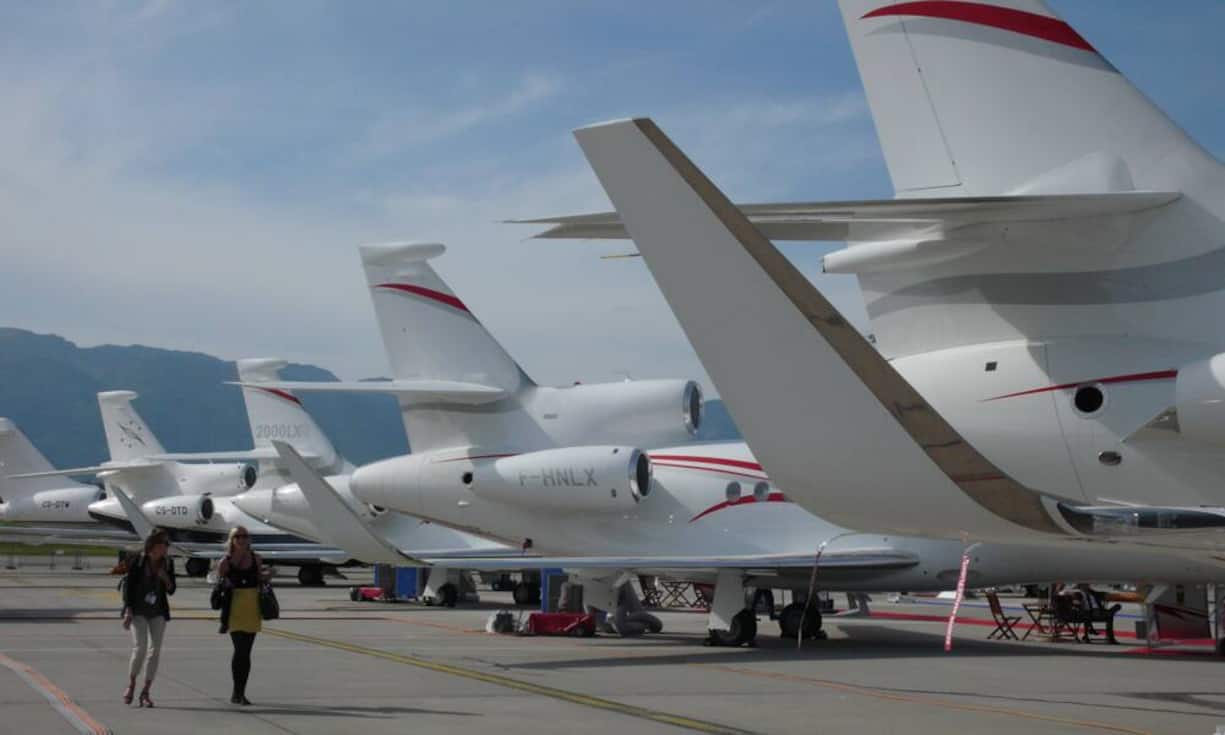 Flügel an Flügel steht hier alles was in der Business-Fliegerei Rang und Namen hat. In dieser Reihe sind die grossen Jets von Dassault Aviation zu sehen.