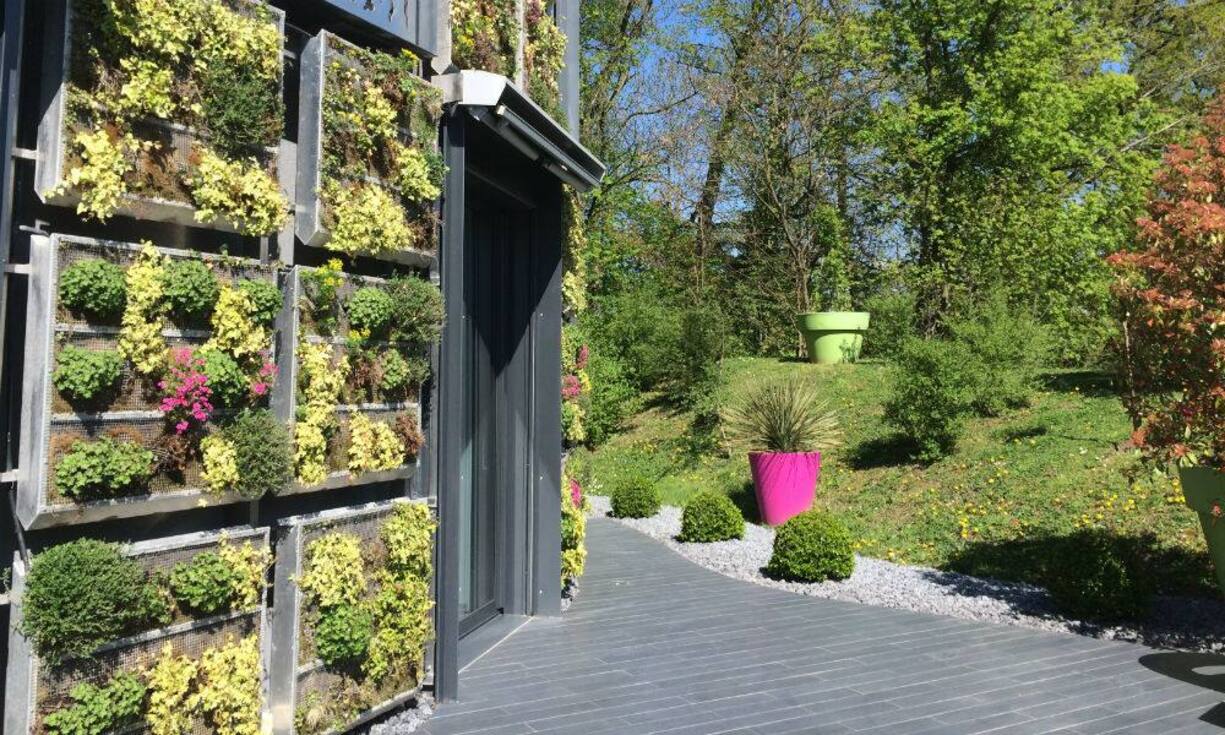 Alle Zimmer bieten einen eigenen Gartenplatz.