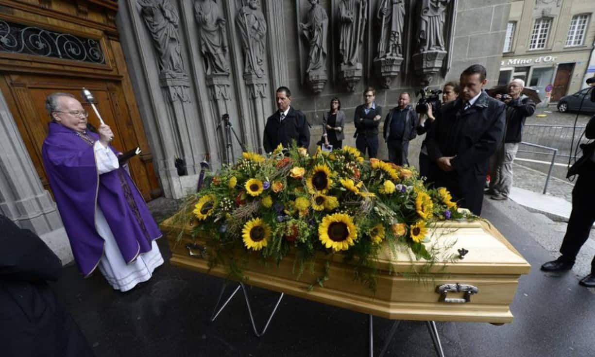 Der Sarg mit dem ehemaligen Swisscom-Chef Carsten Schloter wird vor der Kathedrale St. Niklaus in Freiburg aufgebahrt. Danach ... (Bilder: Keystone)