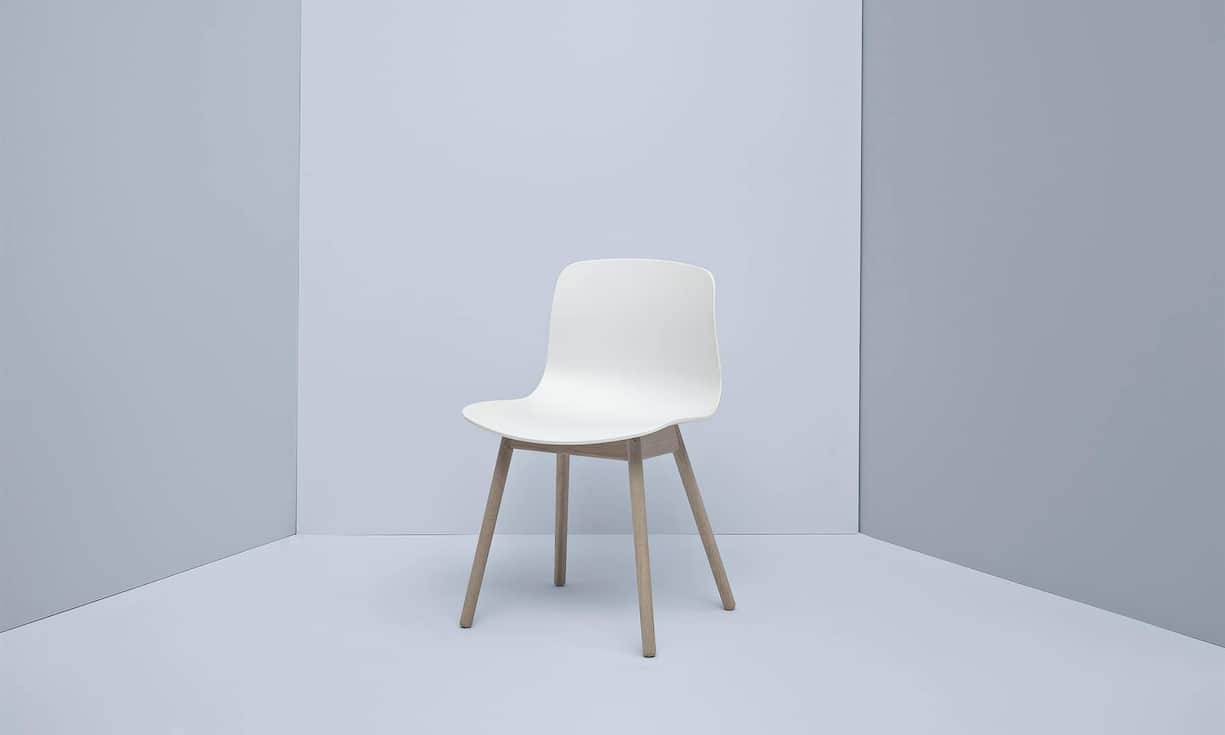 Der Designer Hee Welling kreierte fürs dänische  abel Hay einen Stuhl, der sich mit allem  ombinieren lässt und sich jeder Umgebung anpasst. Entstanden ist About a Chair: simpel, bequem, günstig. Gestell aus Eiche, Sitzschale aus Kunststoff. 265 Franken;
www.cairo.ch