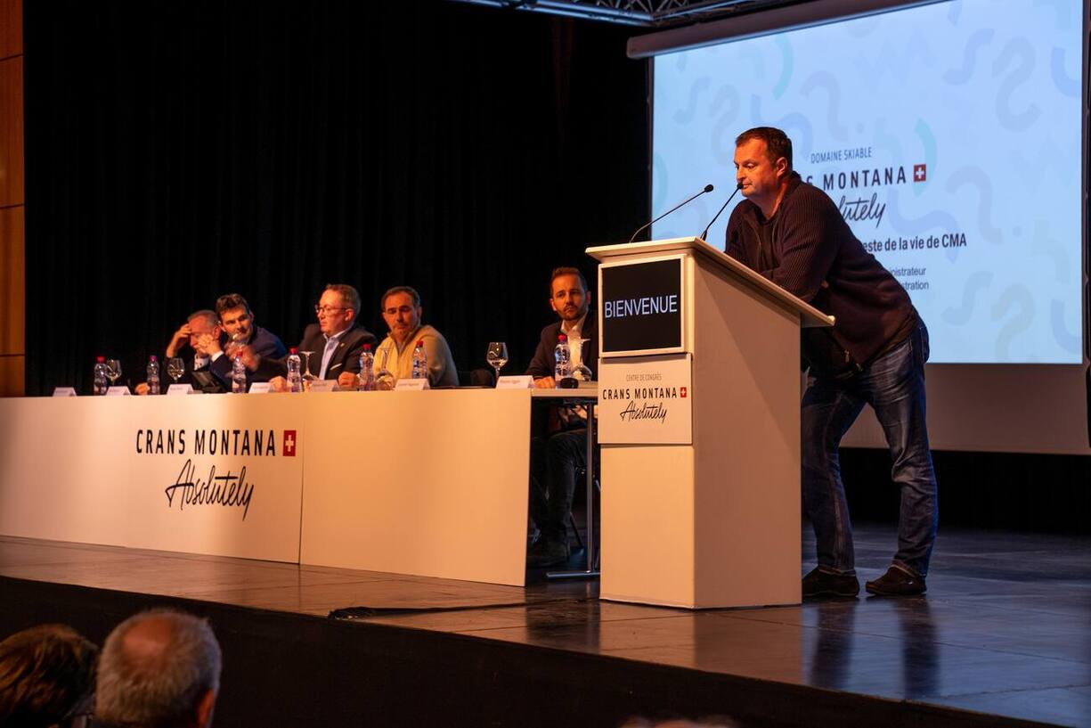 Radovan Vitek, promoteur immobilier tcheque et actionnaire majoritaire des remontees mecaniques de Crans Montana Aminona, s'exprime lors d'une seance d'informations avec les habitants du village sur le futur de CMA ce jeudi, 6 decembre 2018 a Crans Montana.(KEYSTONE/Maxime Schmid)