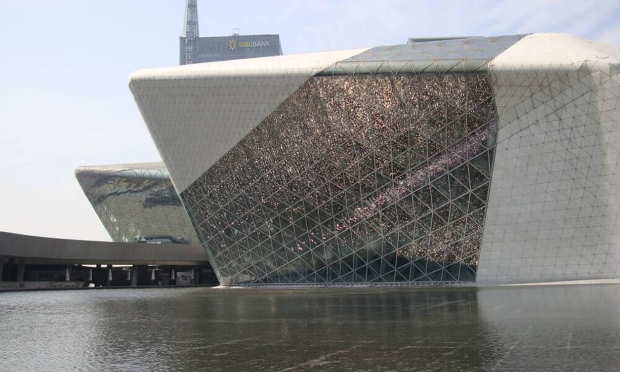Zaha Hadids Architektur trage die Botschaft einer Entdemokratisierung der Kunst in sich, kritisierte Kunsthistorikerin Maike Aden. Tatsächlich feierte die Architektin einige der grössten Erfolge nicht in Europa. Die Oper im chinesischen Guangzhou (2010)...
Mr a/CC