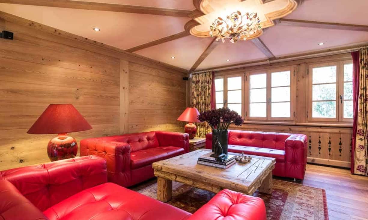 Im Erdgeschoss gibt es ein Studio mit zwei Schlafzimmern und einem Wohnraum mit Küche, Esstisch und Wohnzimmer. Ideal für Angestellte oder Gäste. Weiter sind auf dieser Etage die Waschküche und der Technikraum eingerichtet.