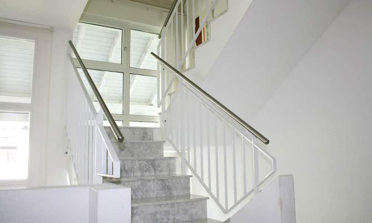 Im DG ist ein sehr grosses Zimmer mit Home Cinema, dazu ein Bad mit Ankleide.