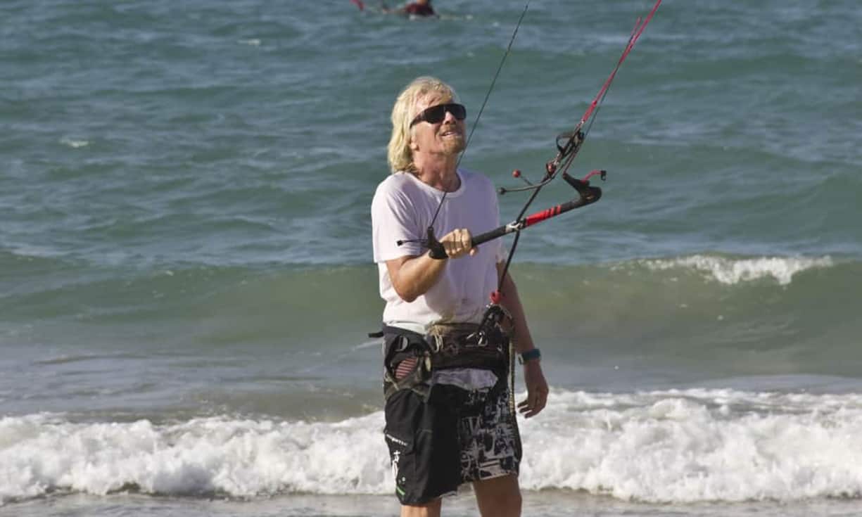 Virgin-Gründer Richard Branson (geschätztes Vermögen 5,5 Milliarden Dollar) ist schon in einem Heissluftballon über den Atlantik geflogen und hat das Tiefseetauchen ausprobiert. Jetzt holt er sich beim Kitesurfen den nächsten Adrenalinkick. Branson scheint sich vor allem Hobbys zu suchen, die eine Herausforderung darstellen und eine gute Gesundheit und Fitness voraussetzen. Um genau die zu erhalten, bleibt er auch möglichst aktiv.