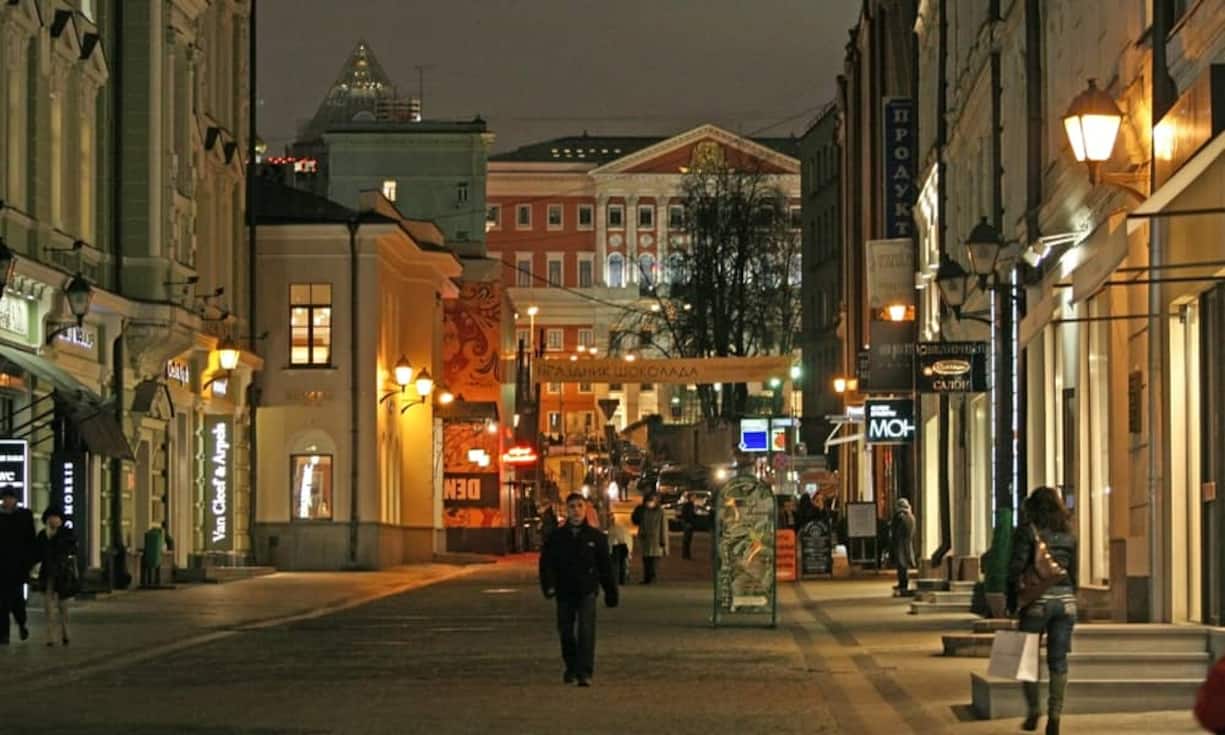 Auf Platz 10 der weltweit teuersten Einkaufsstrassen liegt laut der internationalen Immobilienberatung Cushman & Wakefield (C&W) die Stoleschnikow-Gasse in Moskau. Die Spitzenmiete für Ladenräume stieg dort zuletzt um 20 Prozent auf umgerechnet 476 Franken pro Quadratmeter und Monat.igor k/Flickr/CC