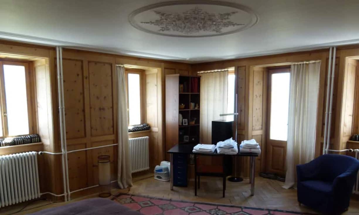 Im gesamten Haus dominieren historische Dielenböden, Bündner Steinplatten oder rustikales Stäbchenparkett.