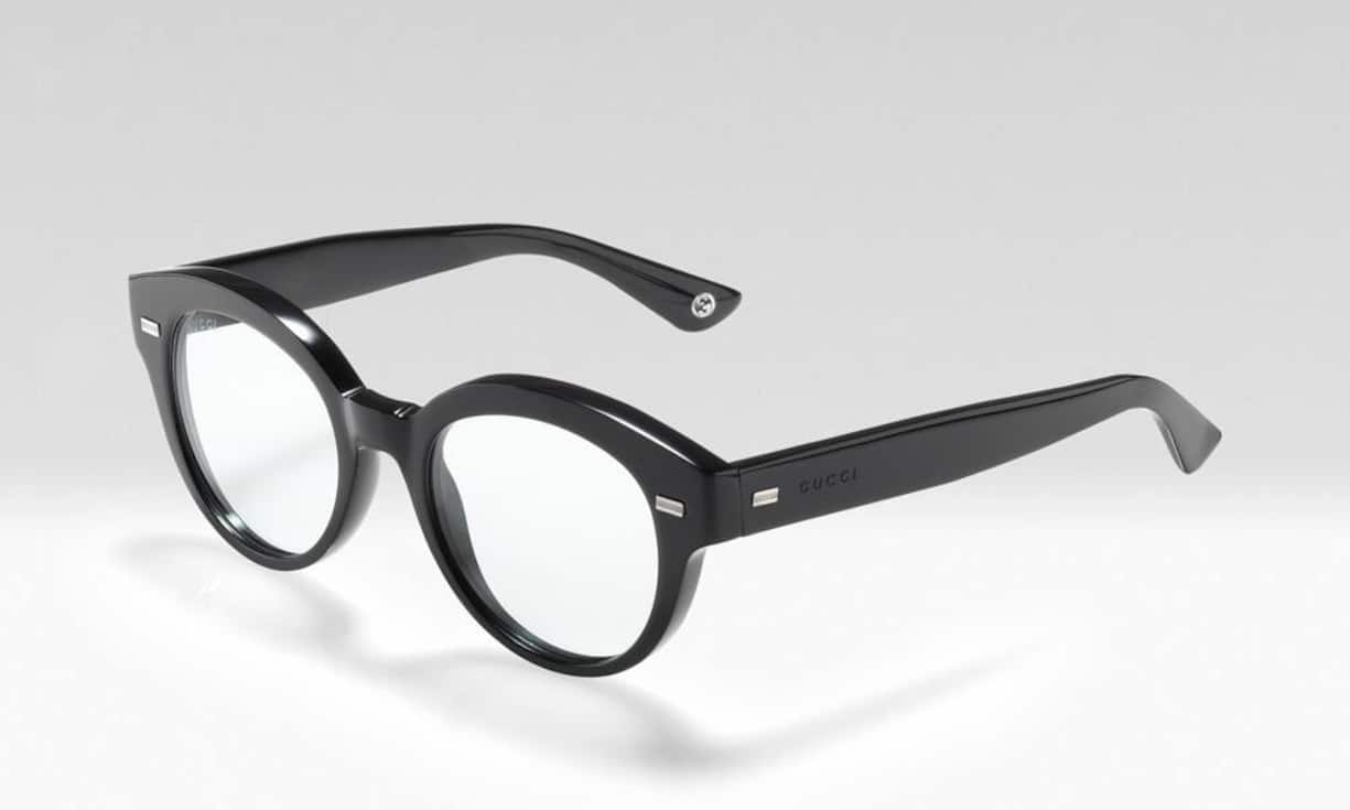 Charakterstark: Gucci (Frau) Dieses Modell ist ein modisches Statement mit schwarzem Azetatrahmen und Gucci-Logo. Auch als Sonnenbrille mit gelben oder blauen Linsen erhältlich. Preis 295 Franken