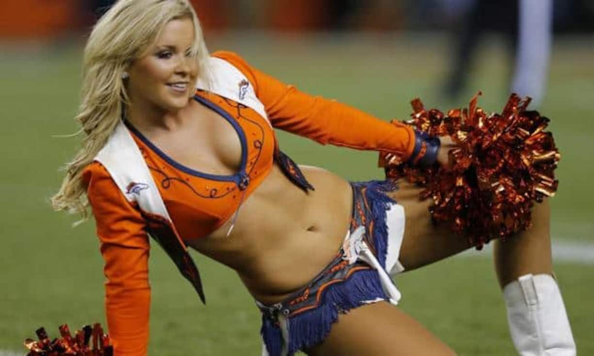 Obwohl Cheerleading inzwischen selbst als Sport betrieben wird und viel Training erfordert, werden die Tänzerinnen miserabel bezahlt.