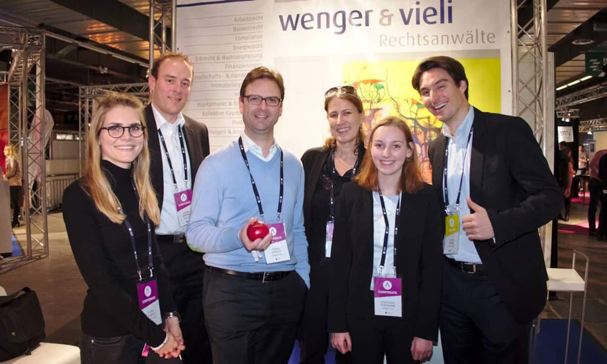 Laura Bianchi, wenger & vieli Rechtsanwälte;
Michael Mosimann, Rechtsanwalt, wenger & vieli Rechtsanwälte;
Pascal Honold, Rechtsanwalt, wenger & vieli Rechtsanwälte;
Barbara Brauchli Rohrer, Steuerexpertin, wenger & vieli Rechtsanwälte;
Stephanie Portmann, Auszubildende, wenger & vieli Rechtsanwälte;
Oliver Gessel, Investor & Firmengründer "Betaflash" (v.l.n.r.)