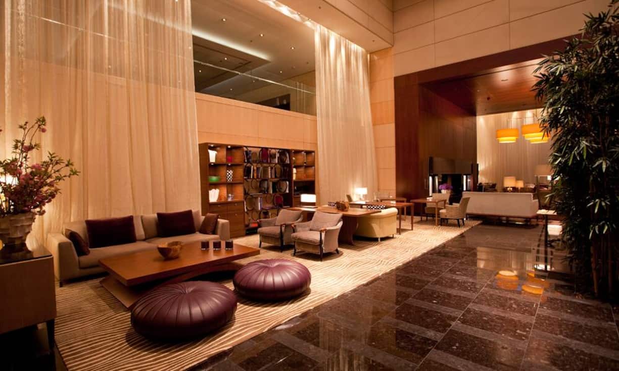 Platz 9: Park Hyatt Zürich, Zürich.Das Park Hyatt Zürich kämpft überzeugend gegen das Kettenhotel-Image an und ist ein charismatischer Ableger der smarten Hotelgruppe. Zudem sorgen die Mitarbeiter für jenes Fluidum, in dem sich jeder Gast mindestens so wichtig genommen fühlt, wie er sich selbst fühlt.