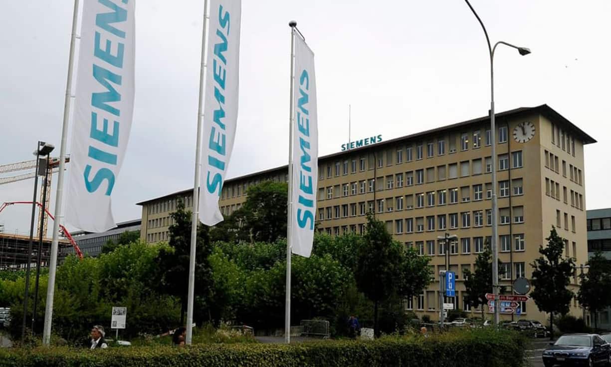 Das Zuger Unternehmen ging erstmals in ausländische Hände über. Unter Siemens wurde Landis+Gyr grundlegend umgebaut. Zusammen mit der Siemens-eigenen Zählersparte wurde das Unternehmen zur Siemens Metering AG. Doch auch damit kehrte keine Ruhe ein.