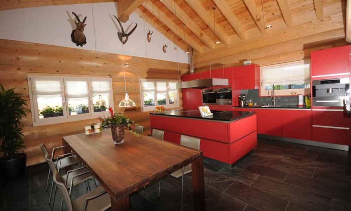 Im obersten Geschoss finden sich eine Wohnebene, welche offen mit integriertem Ess- und Küchenbereich ausgestattet ist, sowie Schlafzimmer und Bad.