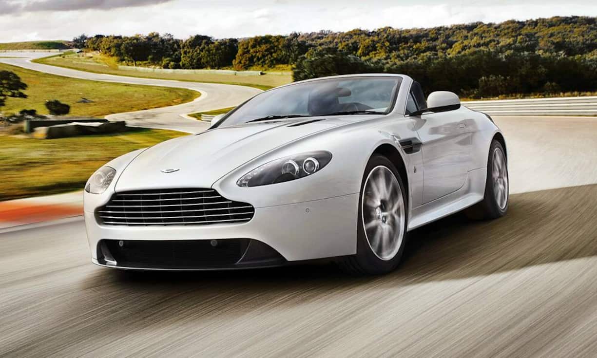 Die feine englische Art kennt keine schnelllebigen Modeströmungen. Folglich hat es nie einen offenen Aston mit versenkbarem Klappdach gegeben. Um mangelnden Vortrieb muss man sich nicht sorgen; schon die «kleine» Version ist 290 km/h schnell – und mindestens 139'400 Franken teuer. Wir empfehlen einen sturmtauglichen Kurzhaarschnitt.