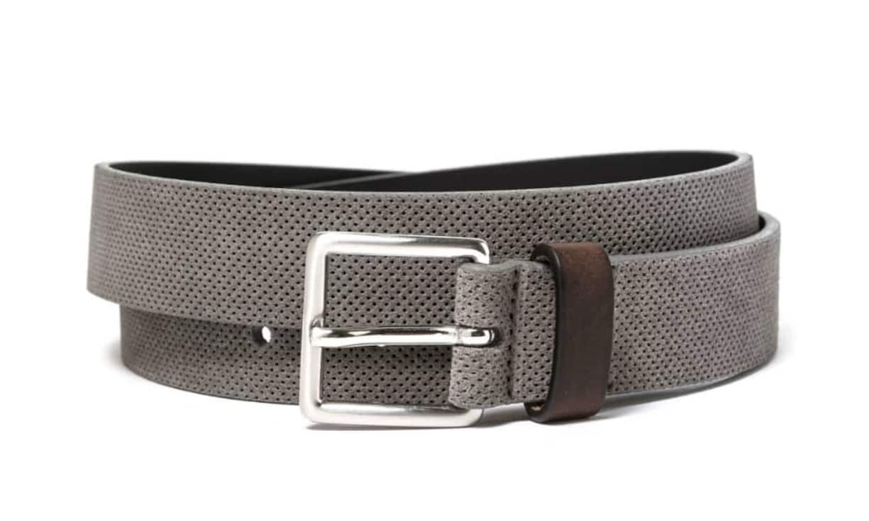 Kernig: Benetton Die perforierte Oberfläche dieses grauen Ledergürtels wird mit einer silbernen Schnalle und einer braunen Gürtelschlaufe kombiniert. Preis 40 Franken