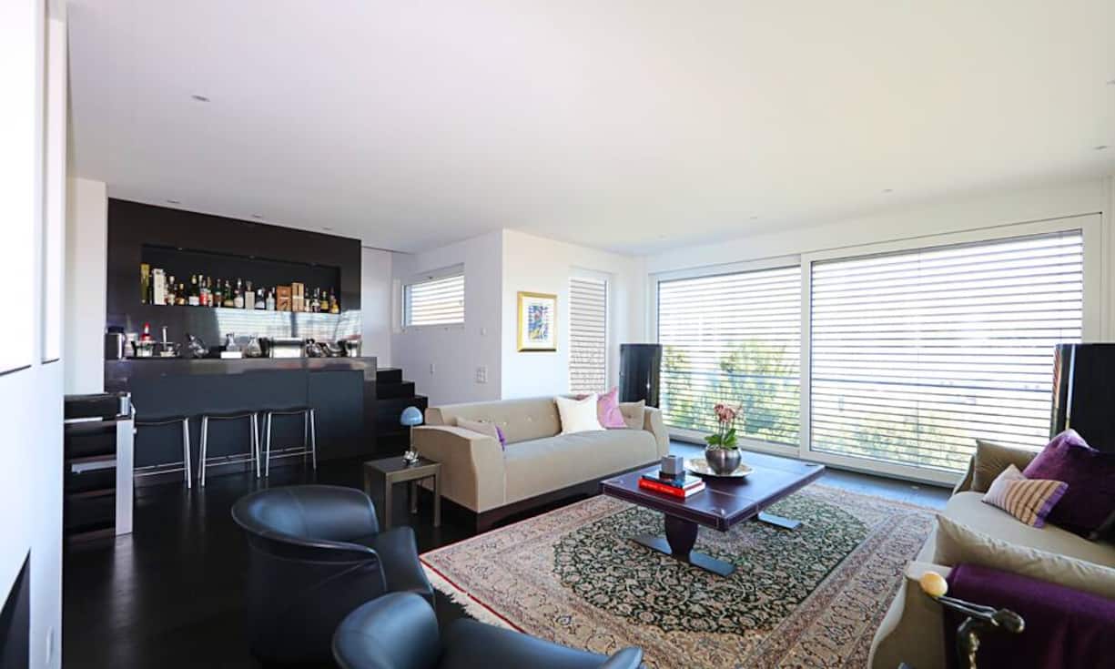 Das Wohnzimmer bietet neben gemütlichen Sitzmöglichkeiten auch eine Bar.