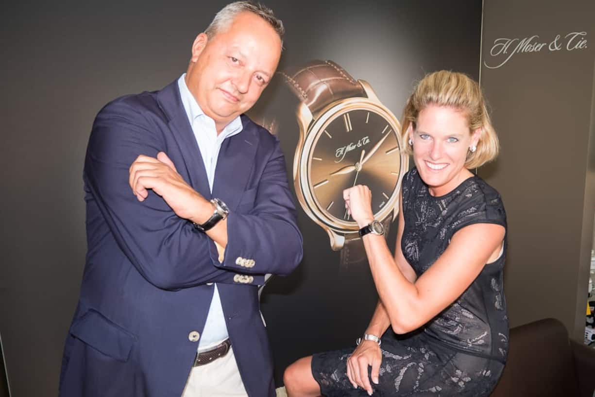 Daniel Zimmermann, Executive Director Sales H. Moser & Cie.; Tanja Fruithof, Geschäftsführerin Bucherer Zürich beim Uhrenvergleich