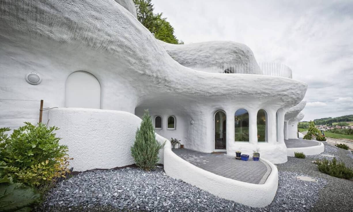 ...Terrassen. Das Haus wurde 2009 nach Minergiestandard gebaut. Von aussen sieht es aus fast wie das der Familie...