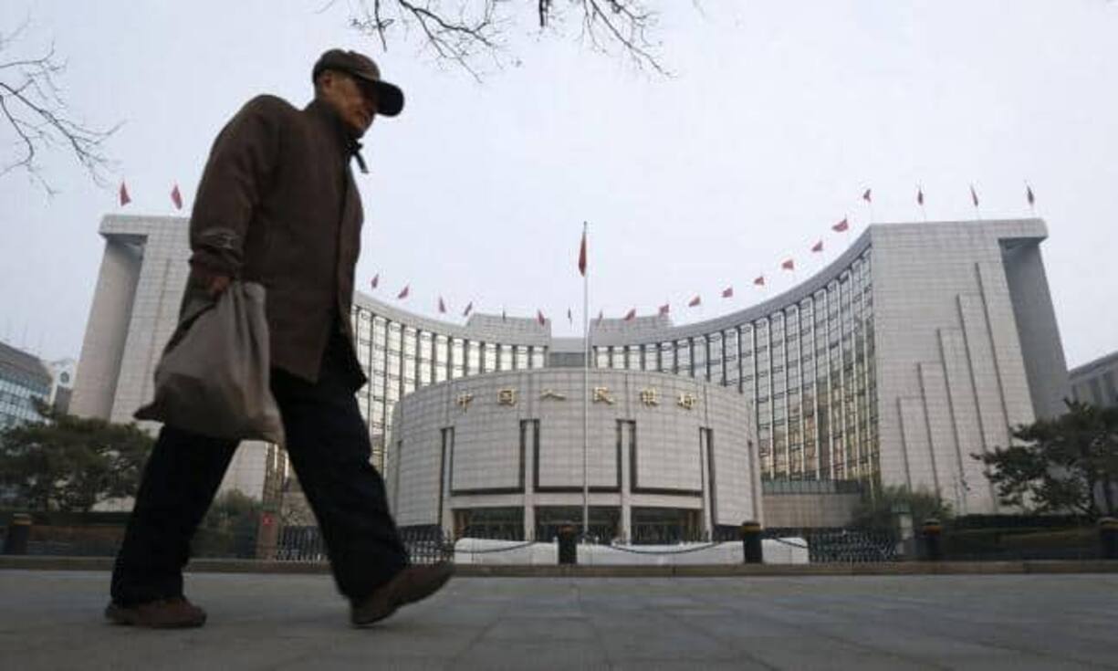 Schon im Sommer 2015 versuchte die Regierung mit zahlreichen Massnahmen eine Trendwende herbeizuführen. Hier die wichtigsten:Zinssenkung: Um die Märkte mit mehr Liquidität zu versorgen, hat die Zentralbank die Leitzinsen ein weiteres Mal um 25 Basispunkte gesenkt. Der Leitzins für die Kreditvergabe liegt bei rekordtiefen 4,6 Prozent. In die Geschäftsbanken pumpte die Zentralbank umgerechnet 20 Milliarden Franken.