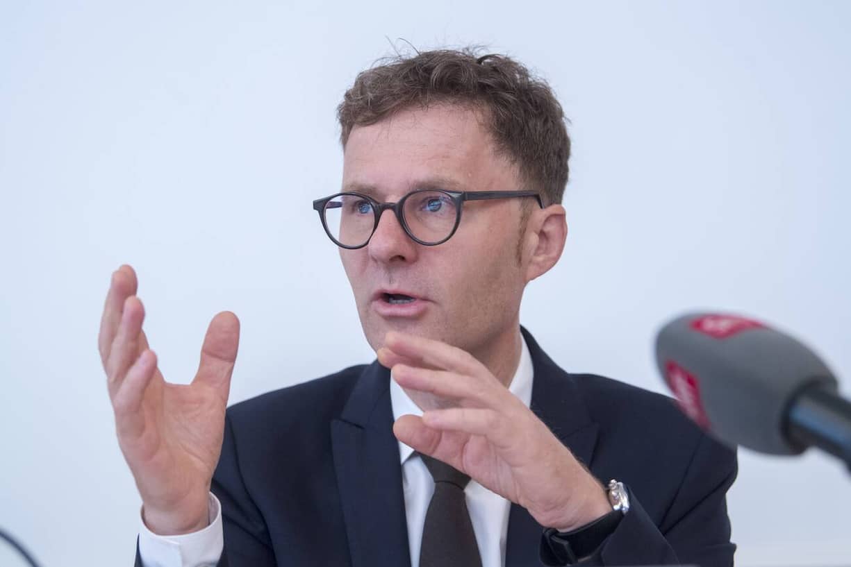 Daniel Lampart, Chefoekonom und Leiter Sekretariat SGB an einer Medienkonferenz, des Schweizeriechen Gewerkschaftsbundes, anlaesslich  der "Lohnrunde 2018/2019: Die Forderungen der SGB-Verbaende" am Montag, 17. September 2018, in Bern. (KEYSTONE/Marcel Bieri)