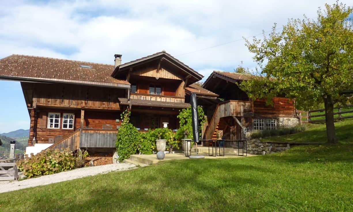 Auf der Grundstücksfläche von rund 1'385 m² befindet sich auch ein Speicher mit riesigem Whirlpool und ein sonniger Sitzplatz. Der grosse Eingangsbereich...